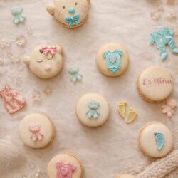 Macarons personalizados para gender reveal en colores rosa y celeste con relleno sorpresa